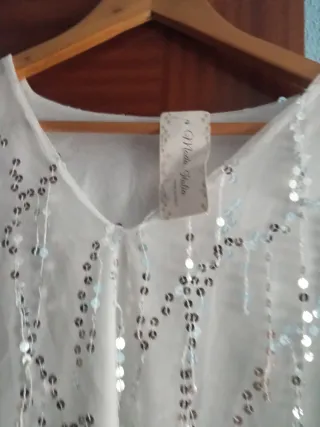 Blusa blanca con lentejuelas