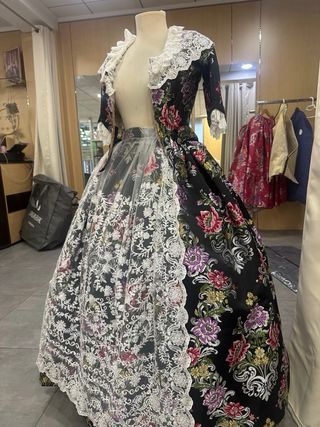 Vestido de fallera negro y multicolor