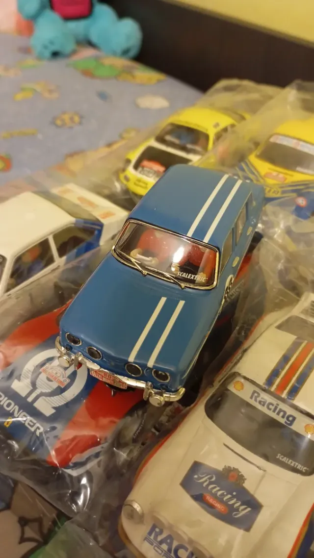 Coche Scalextric Azul con dorsal 80