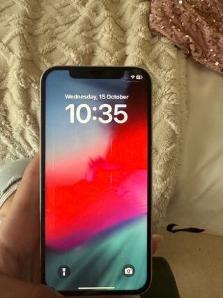 iPhone 12 Blanco, usado pero en buena condición.