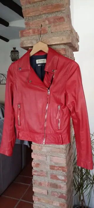Cazadora de piel Stradivarius roja