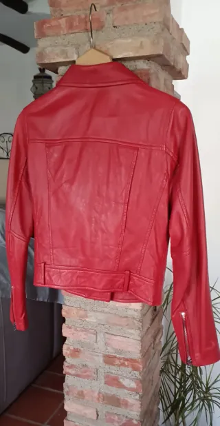 Cazadora de piel Stradivarius roja