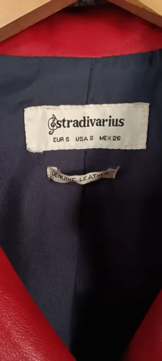 Cazadora de piel Stradivarius roja