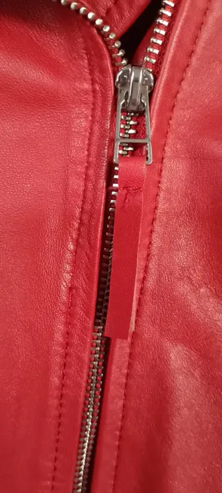 Cazadora de piel Stradivarius roja