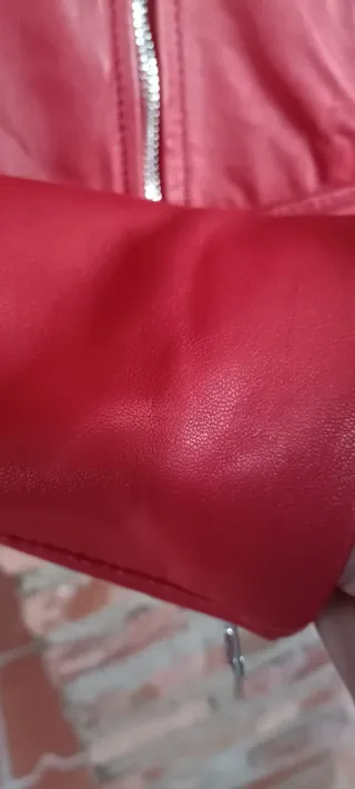 Cazadora de piel Stradivarius roja