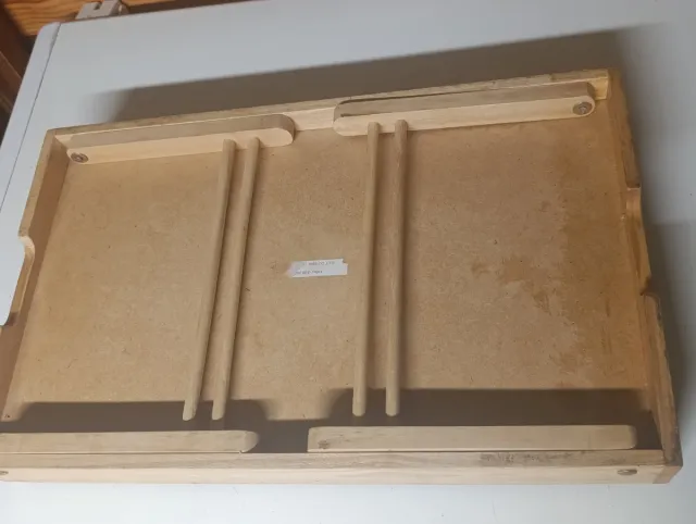 Bandeja de madera con patas