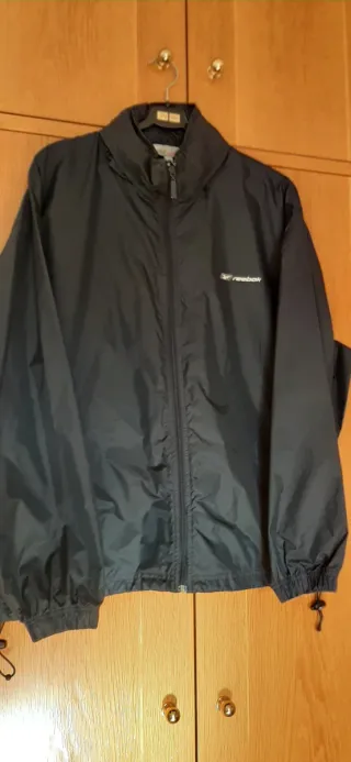 Cortavientos Reebok Unisex azul marino con capucha