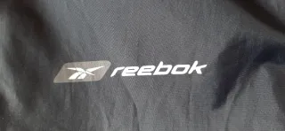 Cortavientos Reebok Unisex azul marino con capucha