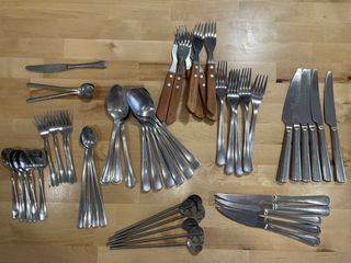 Set di posate in metallo e legno