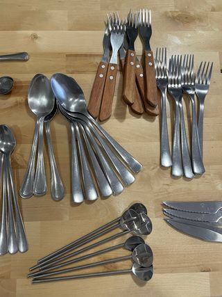 Set di posate in metallo e legno