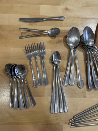 Set di posate in metallo e legno