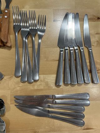 Set di posate in metallo e legno