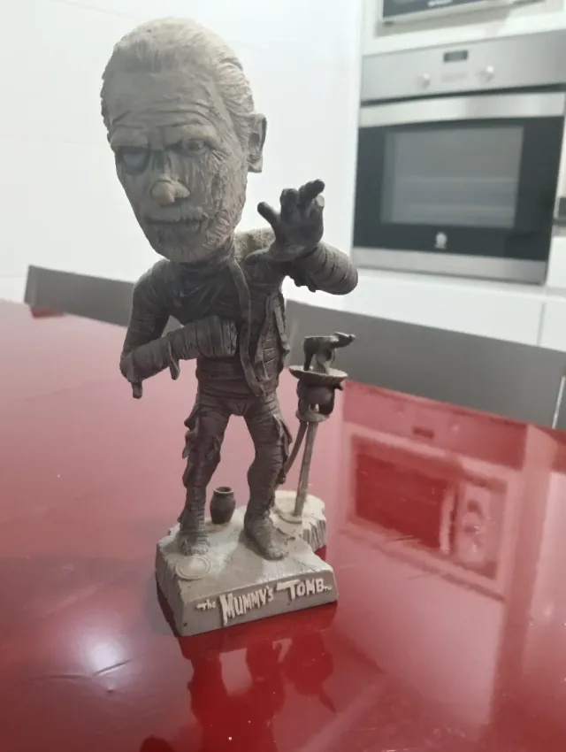 Muñeco NECA La Momia Oscilante