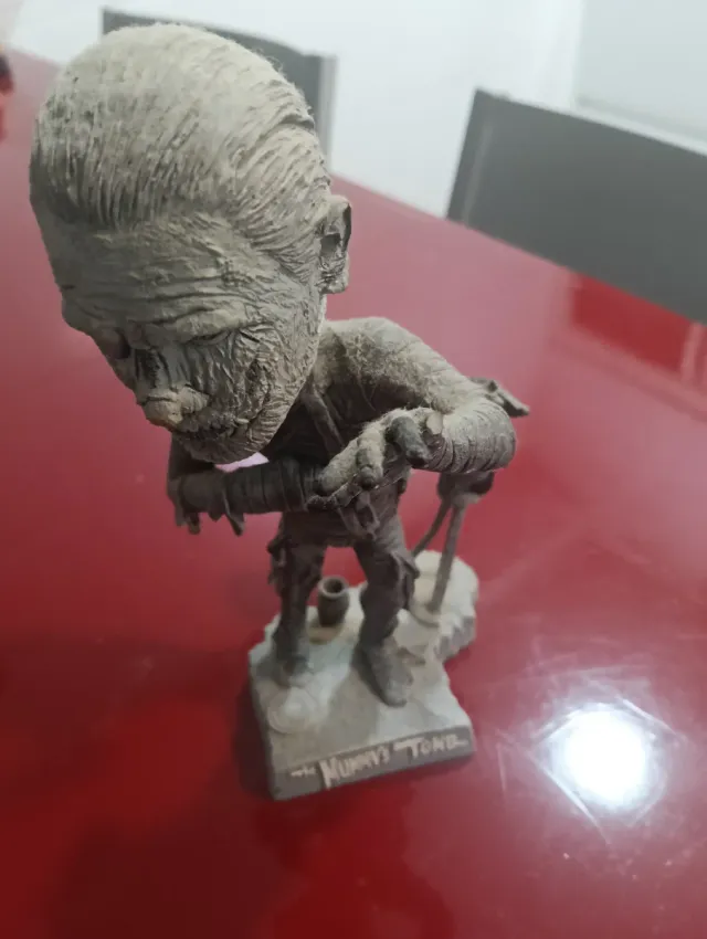 Muñeco NECA La Momia Oscilante