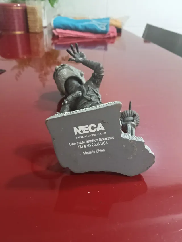 Muñeco NECA La Momia Oscilante