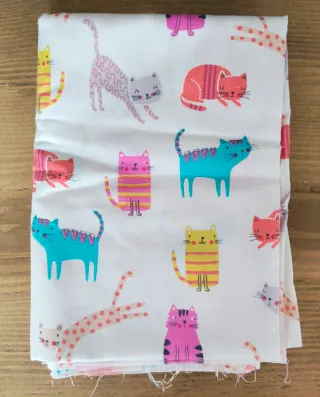 Trozo de tela con estampado de gatos