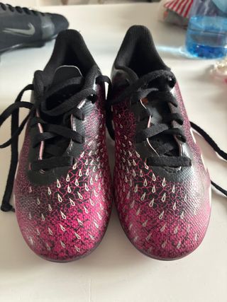 Botas de fútbol infantiles negras y rosas talla 32