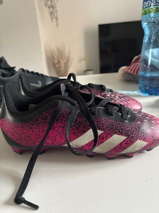 Botas de fútbol infantiles negras y rosas talla 32