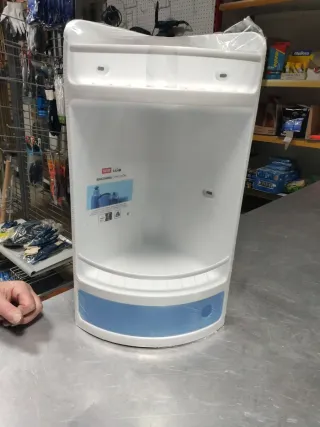 Mueble de baño blanco y azul