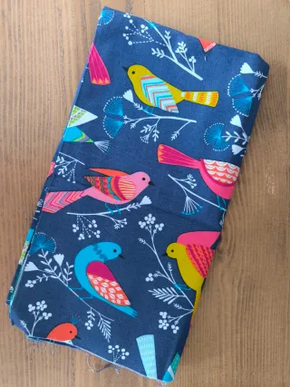 Tela con estampado de pájaros