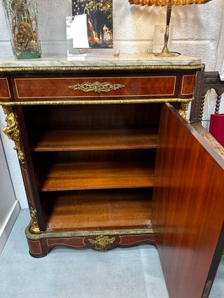 Aparador Napoleón III con mármol y marquetería