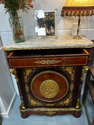 Aparador Napoleón III con mármol y marquetería
