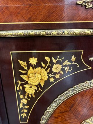 Aparador Napoleón III con mármol y marquetería