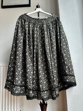 Falda regional adulta floral con encaje