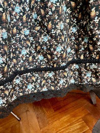 Falda regional adulta floral con encaje
