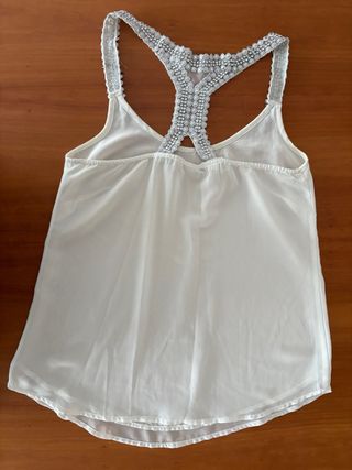 Blusa blanca con tirantes plateados