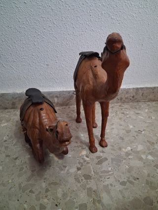 Pareja de camellos decorativos de piel