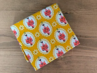 Trozo de tela con estampado de gatos