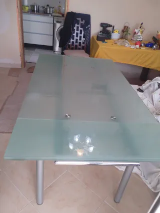 Mesa extensible cristal y metal