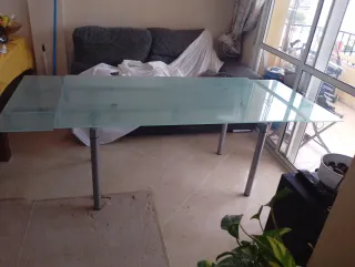Mesa extensible cristal y metal