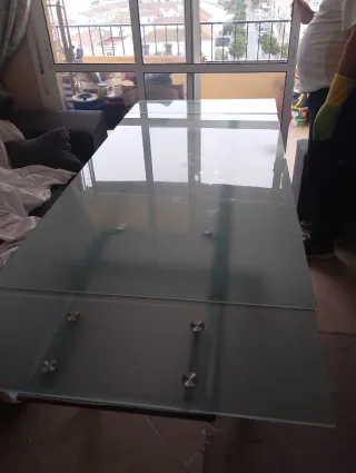 Mesa extensible cristal y metal