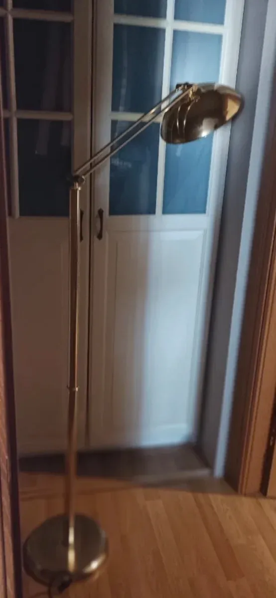 Lámpara de pie metálica dorada