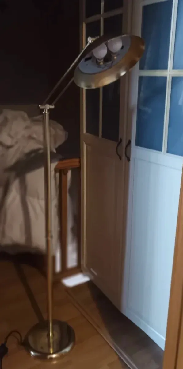 Lámpara de pie metálica dorada