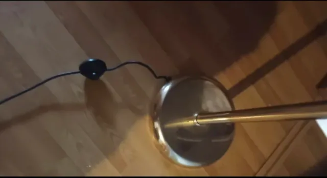 Lámpara de pie metálica dorada