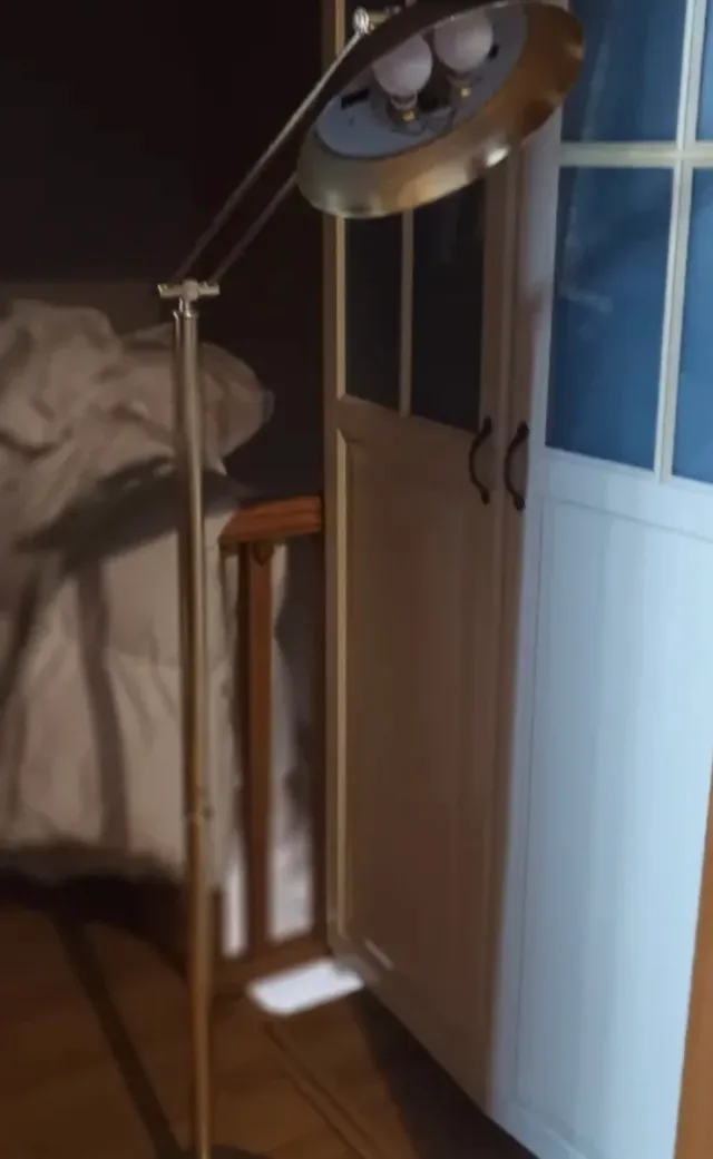 Lámpara de pie metálica dorada