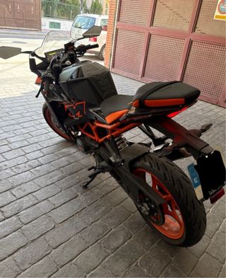 KTM RC125 2023 Negra y Naranja