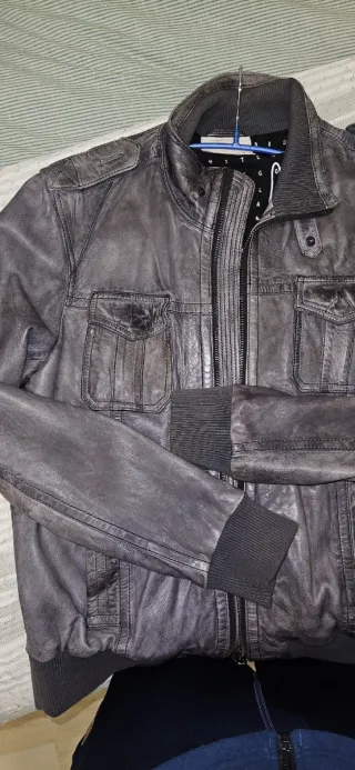 Cazadora de cuero gris