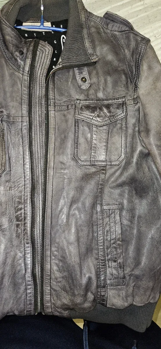 Cazadora de cuero gris