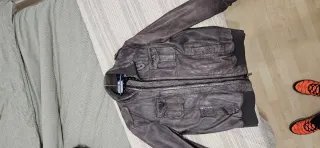 Cazadora de cuero gris