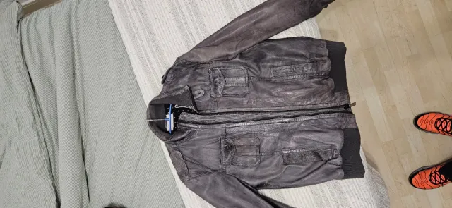 Cazadora de cuero gris