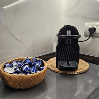 Nespresso Inissia Nera + capsule Lavazza