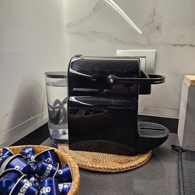 Nespresso Inissia Nera + capsule Lavazza