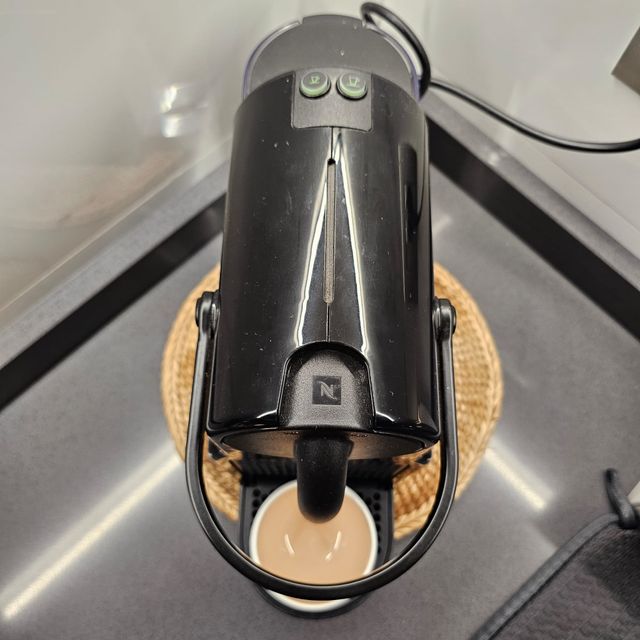 Nespresso Inissia Nera + capsule Lavazza