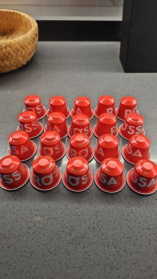 Nespresso Inissia Nera + capsule Lavazza