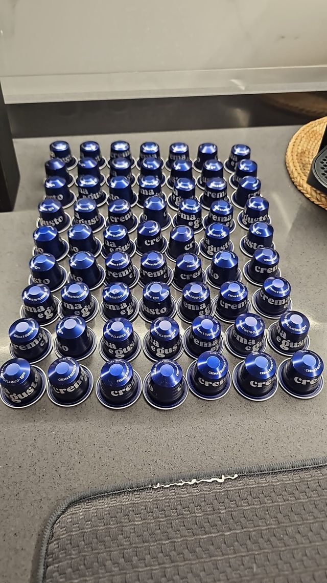 Nespresso Inissia Nera + capsule Lavazza