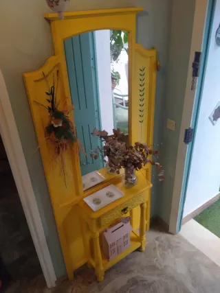 Mueble recibidor amarillo con espejo